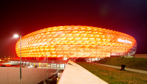 Die beleuchtete Allianz Arena in München bei Nacht.