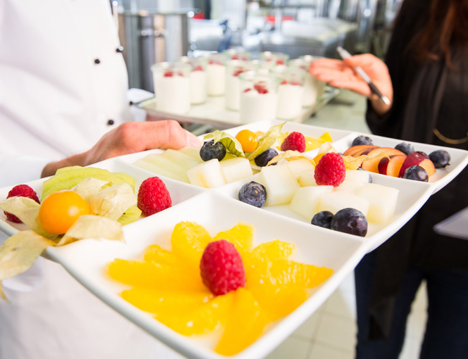 Die Nahaufnahme der Desserts zeigt Schälchen mit  kleingeschnittenem Obst.