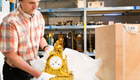 Der Uhrmachermeister Johannes Eulitz verpackt eine historische Uhr zwecks Leihgabe.